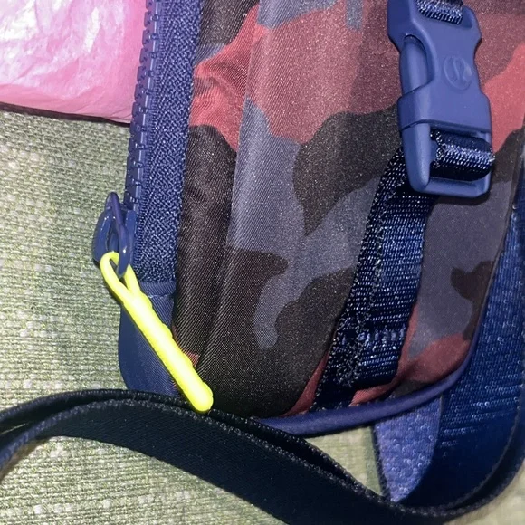 Lululemon Athletica Unisex  Camouflage Zip Top Crossbody Bag - Blue & Brown EUC - Picture 7 of 16